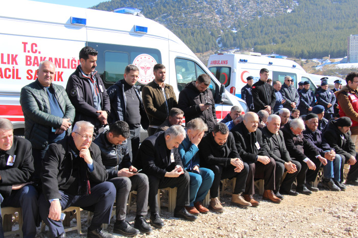 DEPREMDE KAYBETTİĞİ 3 OĞLUNUN YANINA,  ENKAZDAN ÇIKARILAN POLİS EŞİNİ DE TOPRAĞA VERDİ