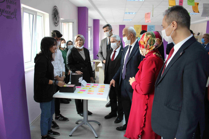 Akdeniz mesleki ve teknik anadolu lisesi'nde  Kütüphane ve ingilizce sosyal alanı açıldı