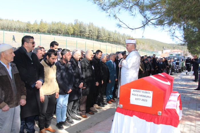 DEPREMDE KAYBETTİĞİ 3 OĞLUNUN YANINA,  ENKAZDAN ÇIKARILAN POLİS EŞİNİ DE TOPRAĞA VERDİ