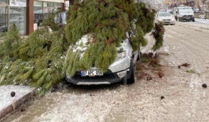 BUCAK’TA KAR YAĞIŞI ETKİLİ OLDU