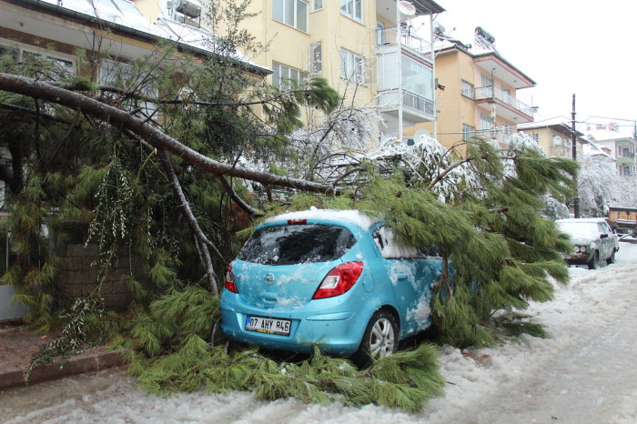BUCAK’TA KAR YAĞIŞI ETKİLİ OLDU