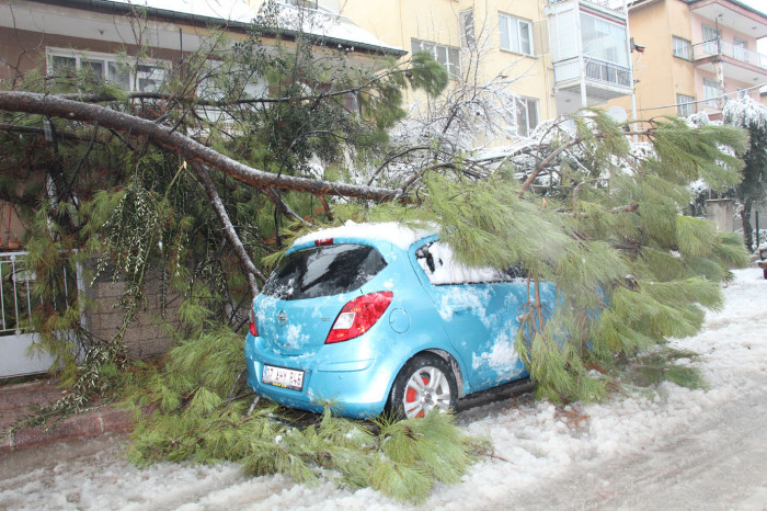 BUCAK’TA KAR YAĞIŞI ETKİLİ OLDU