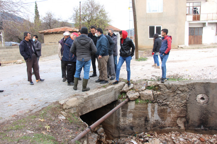 Bucak’ta Boğazköy’de dere suları taştı, evler ve ahırlar sular altında kaldı