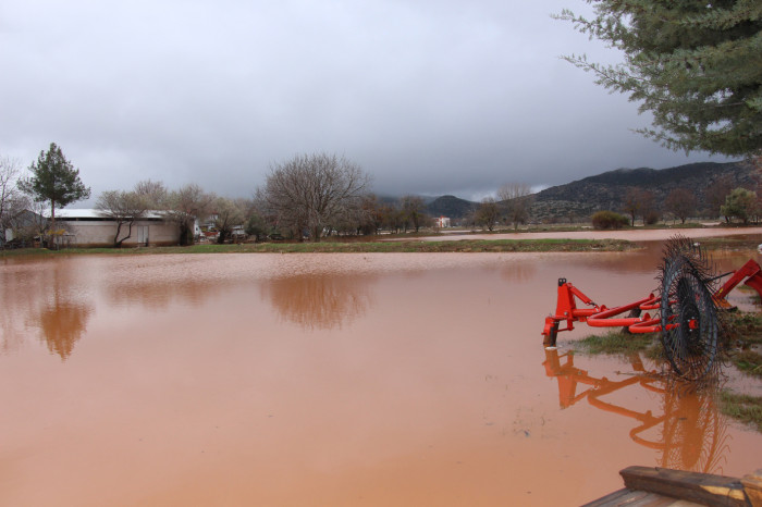 Bucak’ta Boğazköy’de dere suları taştı, evler ve ahırlar sular altında kaldı