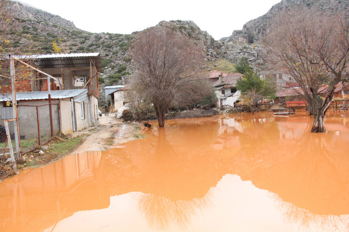 Bucak’ta Boğazköy’de dere suları taştı, evler ve ahırlar sular altında kaldı