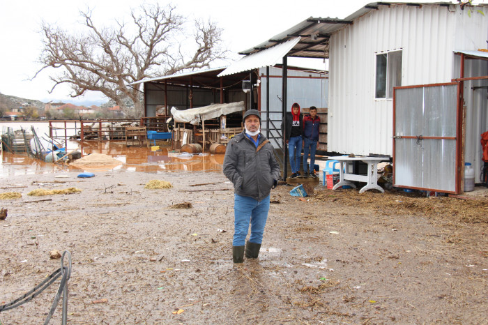 Bucak’ta Boğazköy’de dere suları taştı, evler ve ahırlar sular altında kaldı