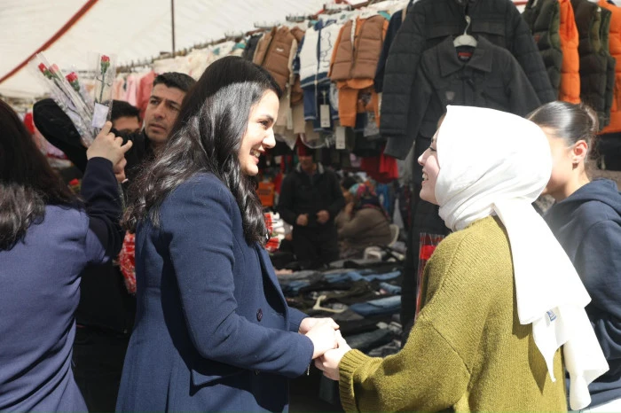 Başkan G&uuml;m&uuml;ş Pazar Esnafı Kadınların G&uuml;n&uuml;n&uuml; Kutladı