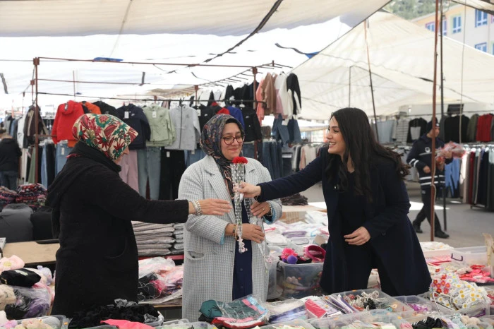 Başkan G&uuml;m&uuml;ş Pazar Esnafı Kadınların G&uuml;n&uuml;n&uuml; Kutladı