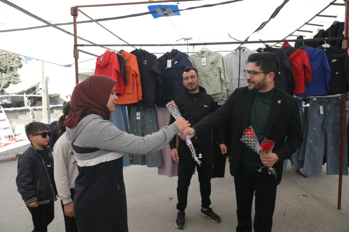 Başkan G&uuml;m&uuml;ş Pazar Esnafı Kadınların G&uuml;n&uuml;n&uuml; Kutladı