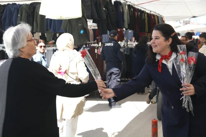 Başkan G&uuml;m&uuml;ş Pazar Esnafı Kadınların G&uuml;n&uuml;n&uuml; Kutladı