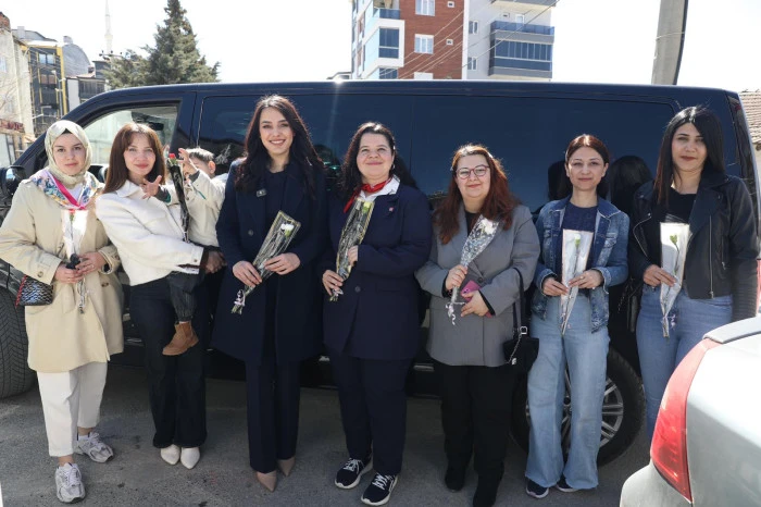 Başkan G&uuml;m&uuml;ş Pazar Esnafı Kadınların G&uuml;n&uuml;n&uuml; Kutladı