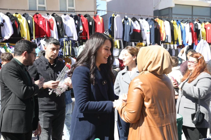 Başkan G&uuml;m&uuml;ş Pazar Esnafı Kadınların G&uuml;n&uuml;n&uuml; Kutladı