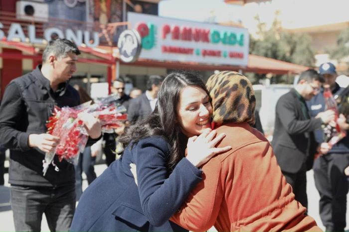 Başkan G&uuml;m&uuml;ş Pazar Esnafı Kadınların G&uuml;n&uuml;n&uuml; Kutladı