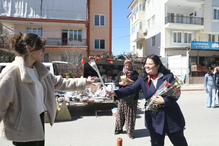 Başkan G&uuml;m&uuml;ş Pazar Esnafı Kadınların G&uuml;n&uuml;n&uuml; Kutladı
