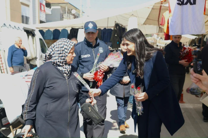 Başkan G&uuml;m&uuml;ş Pazar Esnafı Kadınların G&uuml;n&uuml;n&uuml; Kutladı