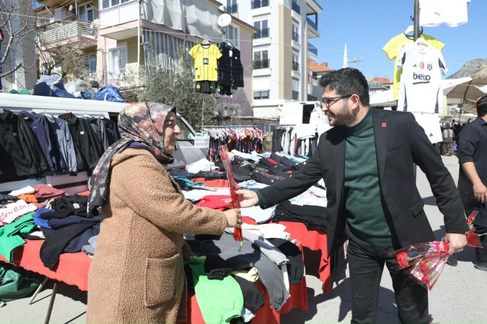 Başkan G&uuml;m&uuml;ş Pazar Esnafı Kadınların G&uuml;n&uuml;n&uuml; Kutladı
