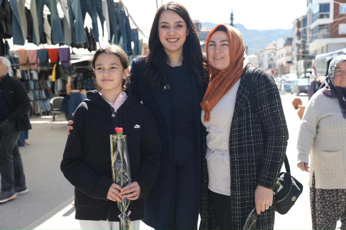 Başkan G&uuml;m&uuml;ş Pazar Esnafı Kadınların G&uuml;n&uuml;n&uuml; Kutladı