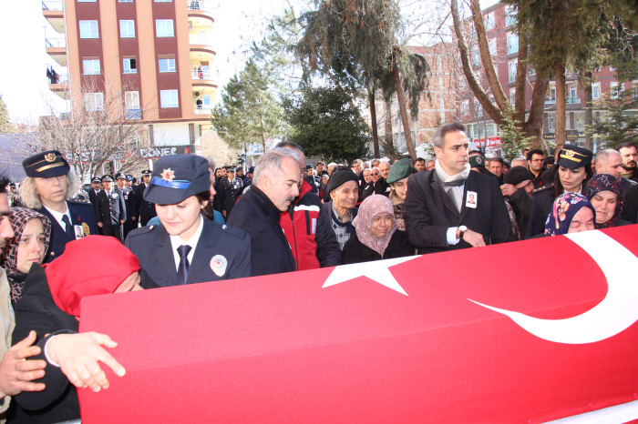 DEPREMDE KAYBETTİĞİ 3 OĞLUNUN YANINA,  ENKAZDAN ÇIKARILAN POLİS EŞİNİ DE TOPRAĞA VERDİ