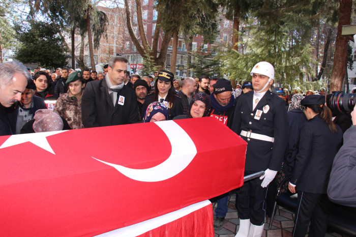 DEPREMDE KAYBETTİĞİ 3 OĞLUNUN YANINA,  ENKAZDAN ÇIKARILAN POLİS EŞİNİ DE TOPRAĞA VERDİ