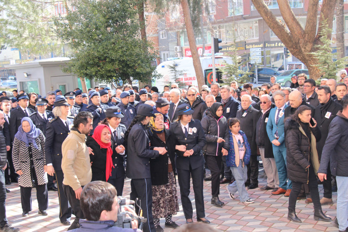 DEPREMDE KAYBETTİĞİ 3 OĞLUNUN YANINA,  ENKAZDAN ÇIKARILAN POLİS EŞİNİ DE TOPRAĞA VERDİ