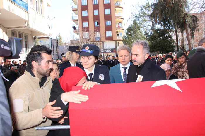 DEPREMDE KAYBETTİĞİ 3 OĞLUNUN YANINA,  ENKAZDAN ÇIKARILAN POLİS EŞİNİ DE TOPRAĞA VERDİ