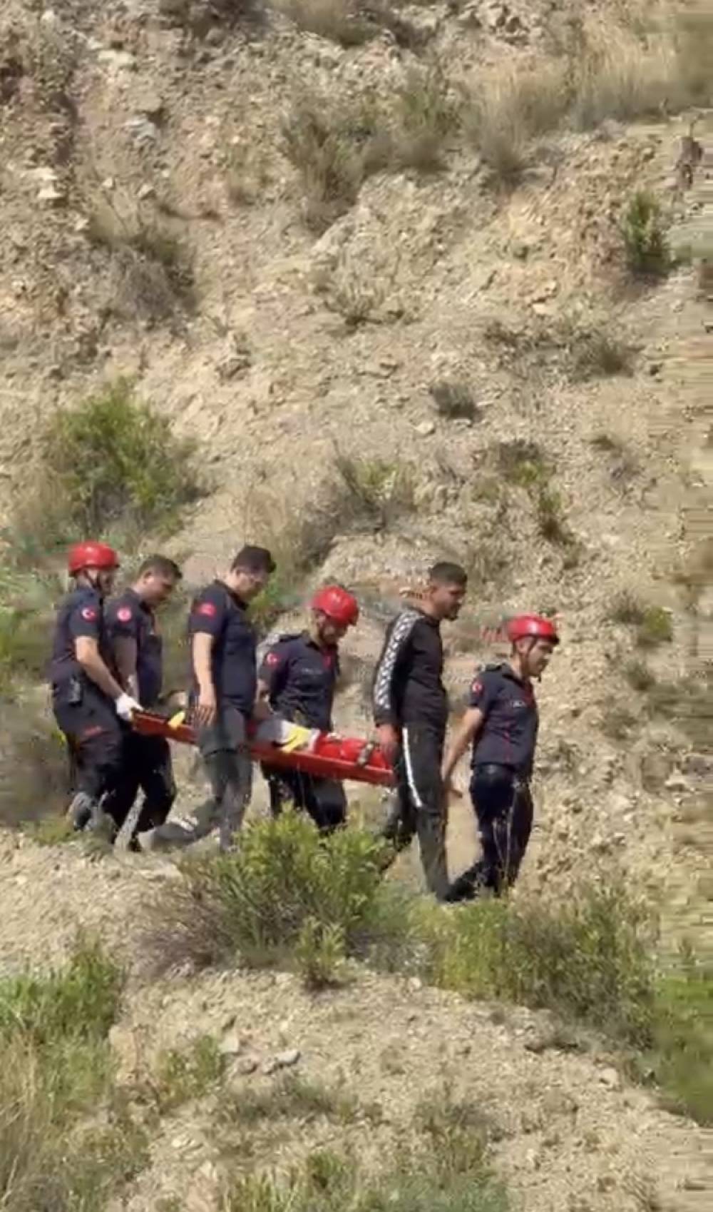 Kekik toplarken d&uuml;ş&uuml;p ayağı kırılan &ccedil;ocuk, 2 kilometre sedyeyle taşındı