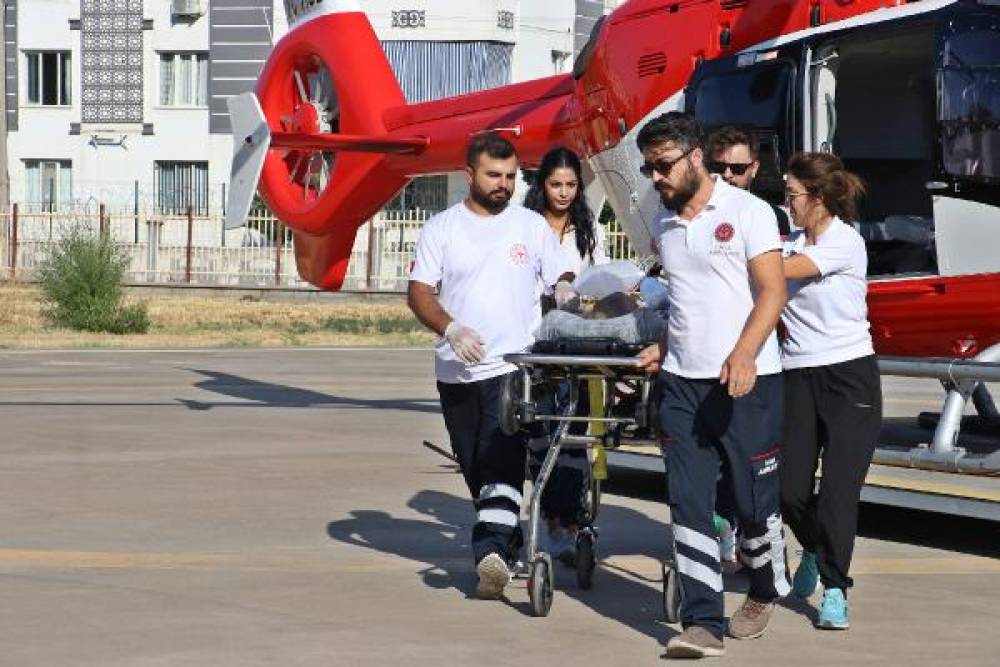 Şırnak’ta ambulans helikopter, boğazına kalem kapağı kaçan bebek için havalandı