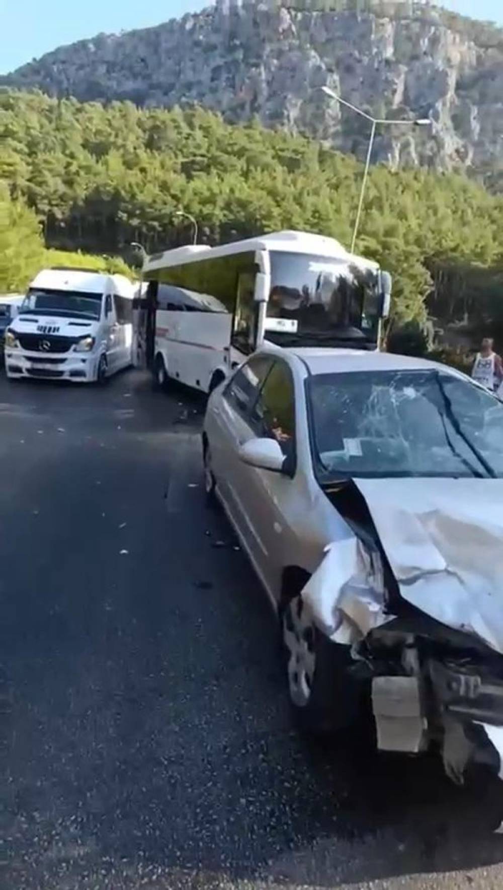 Antalya'da 12 aracın karıştığı zincirleme kaza