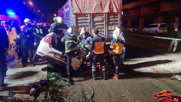 Otomobil, kamyonun altına girdi: 3 ölü 