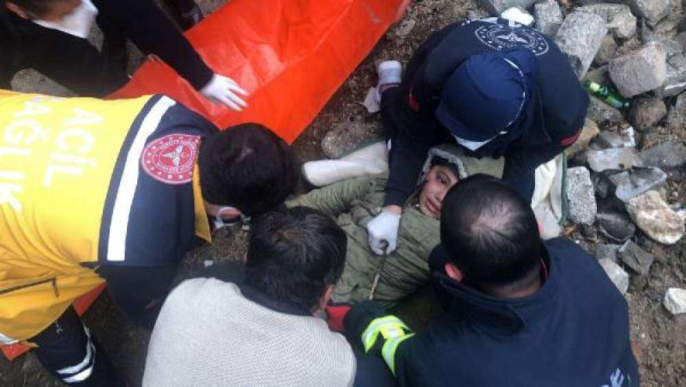 10 yaşındaki çocuğun yüzüne demir saplandı 