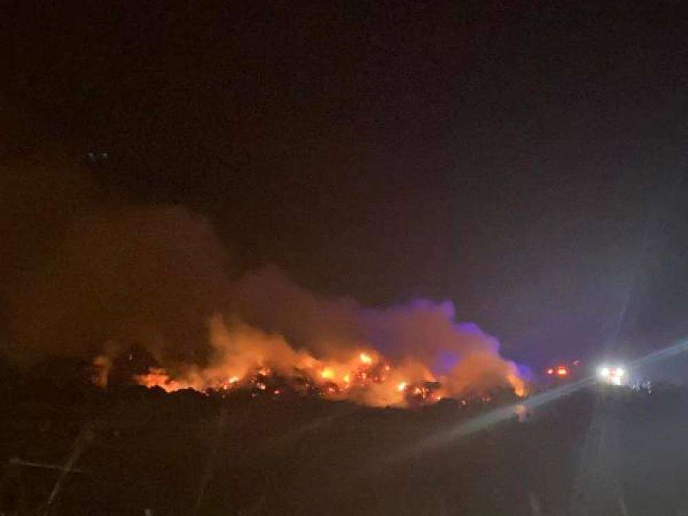 Üzerine yıldırım düşen saman balyaları yandı 