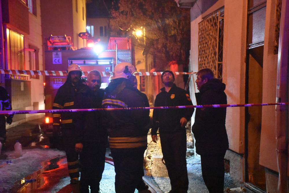 Kedilerin beslendiği evde yangın; 26 kedi &ouml;ld&uuml;