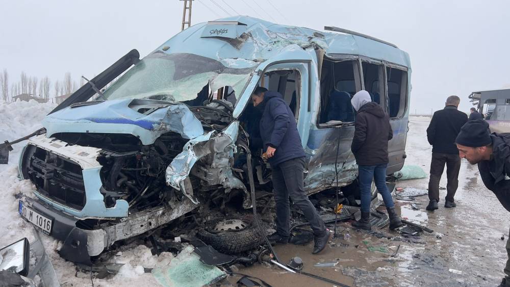 Y&uuml;ksekova'da halk otob&uuml;s&uuml;yle minib&uuml;s &ccedil;arpıştı: 18 yaralı