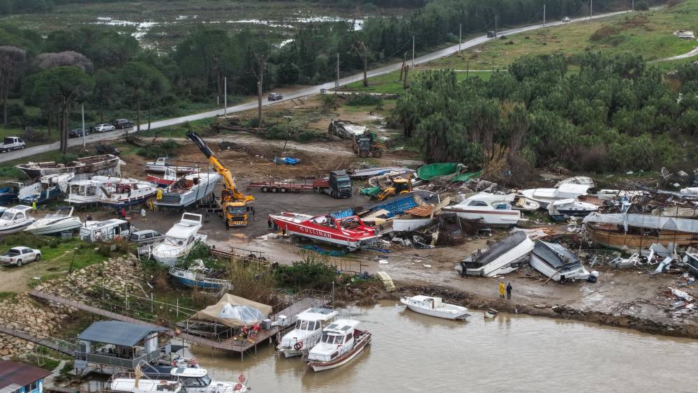 Antalya'da hortum sonrası enkaz kaldırılıyor; su ise &ccedil;ekilmedi