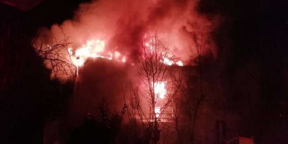 Sobadan çıkan yangın iki katlı evi küle çevirdi 