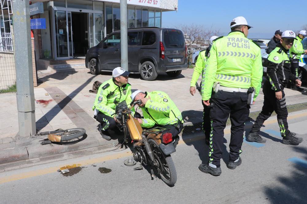 Kamyonete &ccedil;arpan motosikletin s&uuml;r&uuml;c&uuml;s&uuml; &ouml;ld&uuml;
