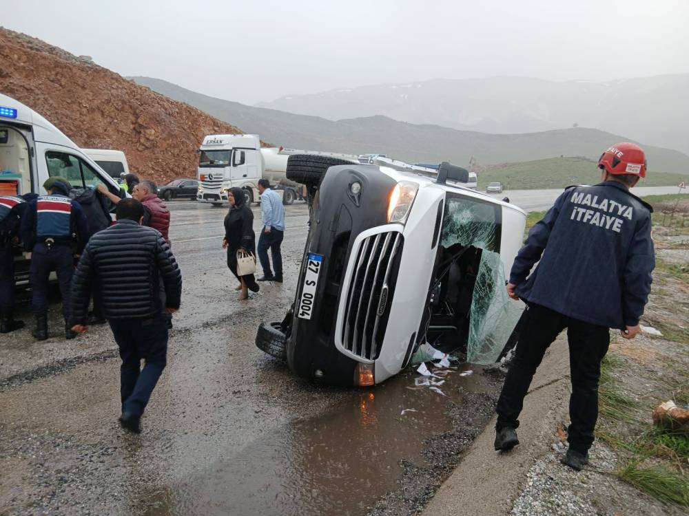 Malatya&rsquo;da yolcu minib&uuml;s&uuml; devrildi: 12 yaralı