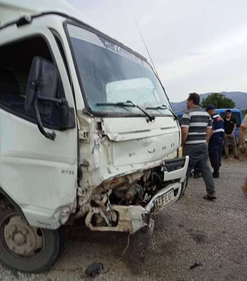 Kamyonetle çarpışan otomobildeki anne- kız öldü; 3 yaralı