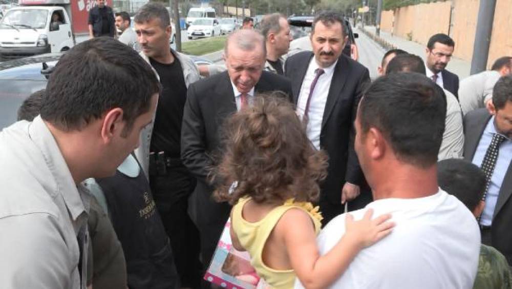 Cumhurbaşkanı Erdoğan çocuklara oyuncak dağıtıp çevredekilerle sohbet etti