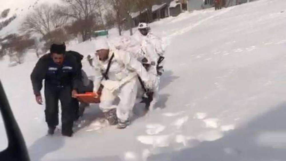 Karın 3 metre olduğu köyde ayağı kırılınca askeri helikopterle alındı