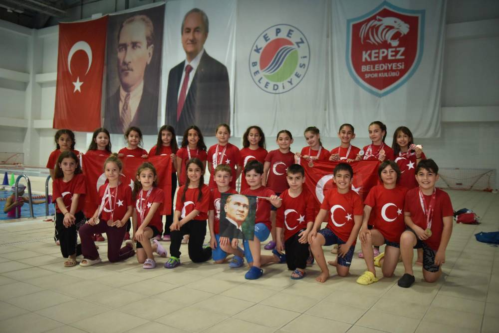 Kepezspor y&uuml;zme takımından 5 altın, 4 g&uuml;m&uuml;ş, 6 bronz madalya