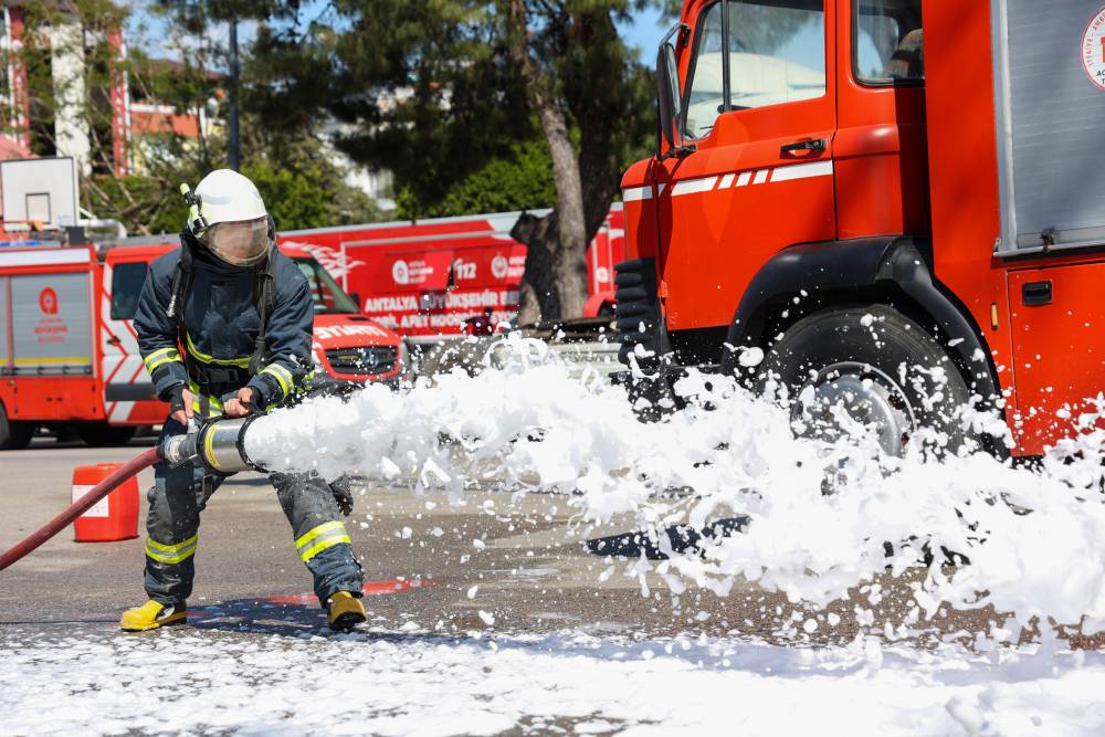 Antalya itfaiyesinin taze kanları g&ouml;reve hazır 