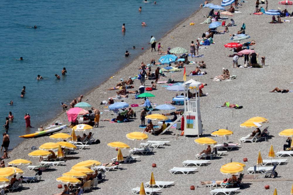 Antalya'da termometreler 41 dereceyi gördü; sahil doldu