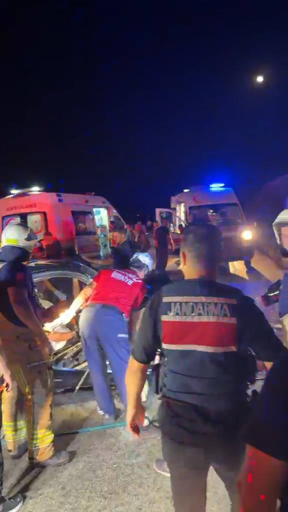 Bursa'da iki otomobil kafa kafaya &ccedil;arpıştı: Anne ve kızı &ouml;ld&uuml;, 2'si jandarma 5 yaralı