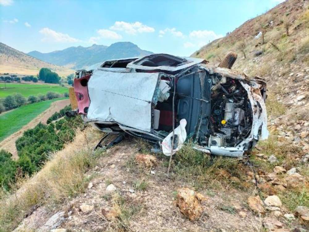 Afyonkarahisar'da otomobil şarampole devrildi: 2 ölü