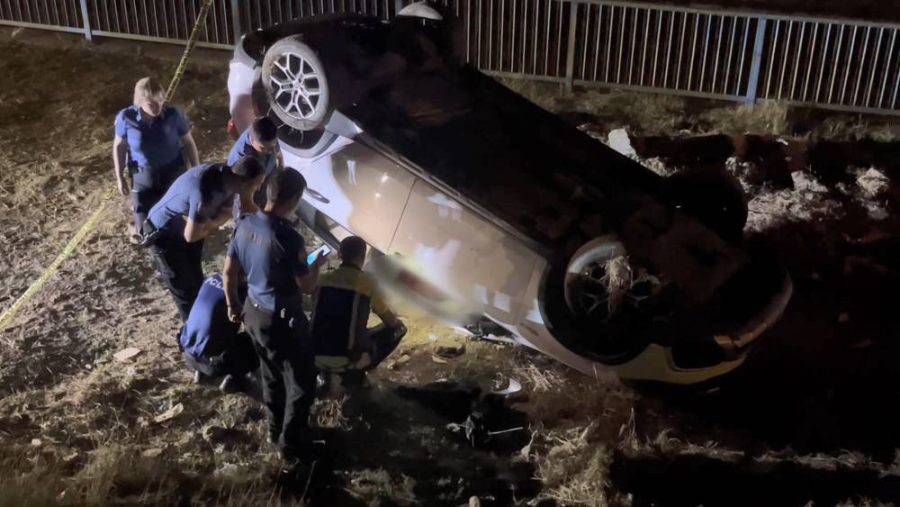 &Uuml;mraniye&rsquo;de otomobil şarampole devrildi: 1 &ouml;l&uuml;