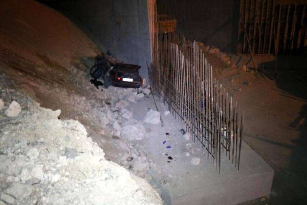 Otomobil, 6 metre yükseklikten uçup köprü ayağına çarptı; 4 ölü