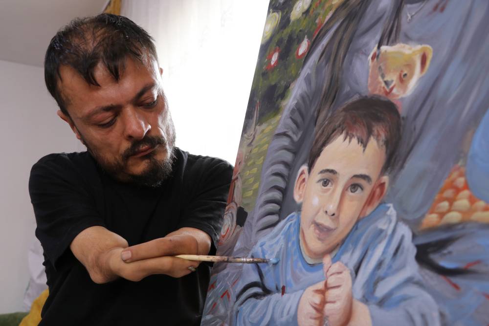 Elleri olmayan ressam, 'Sevgililer G&uuml;n&uuml;' i&ccedil;in aldığı siparişleri hazırlıyor