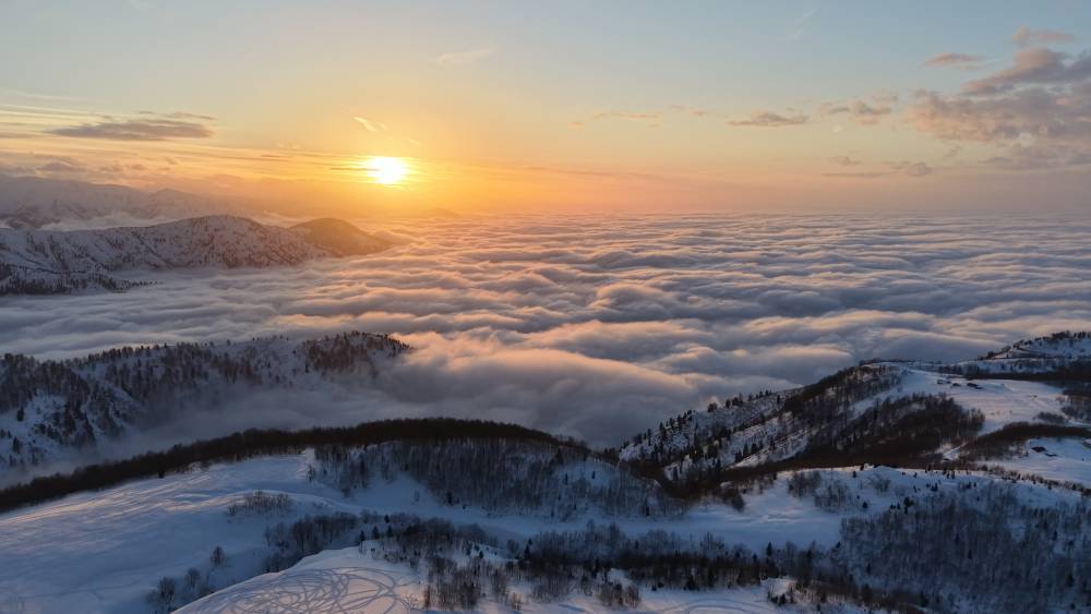 Deniz manzaralı yaylada bulutların eşsiz g&ouml;r&uuml;nt&uuml;s&uuml;