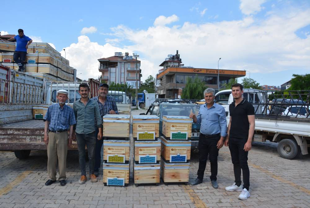 Korkuteli'de &uuml;reticilere kovan dağıtımı yapıldı